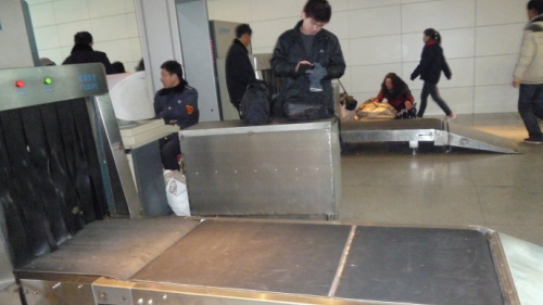 安檢機在車站過包檢測