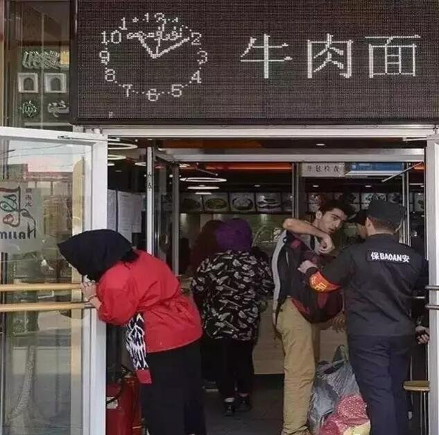 吃碗牛肉面也要進(jìn)行安全檢查，可見(jiàn)網(wǎng)友所言非虛