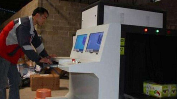 安檢機(jī)正在過(guò)包檢測(cè)